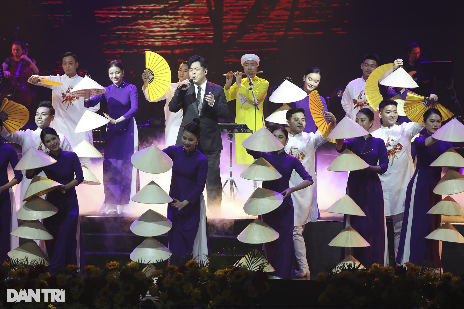 Chủ tịch nước Nguyễn Xuân Phúc đánh trống khai hội Xuân quê hương - 13 Chủ tịch nước Nguyễn Xuân Phúc đánh trống khai hội Xuân quê hương - 13