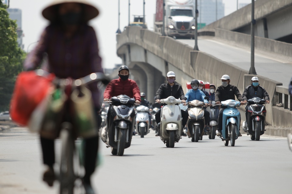 Hà Nội: Dòng xe cộ nối đuôi nhau dù chưa hết hạn cách ly - 2 Hà Nội: Dòng xe cộ nối đuôi nhau dù chưa hết hạn cách ly - 2