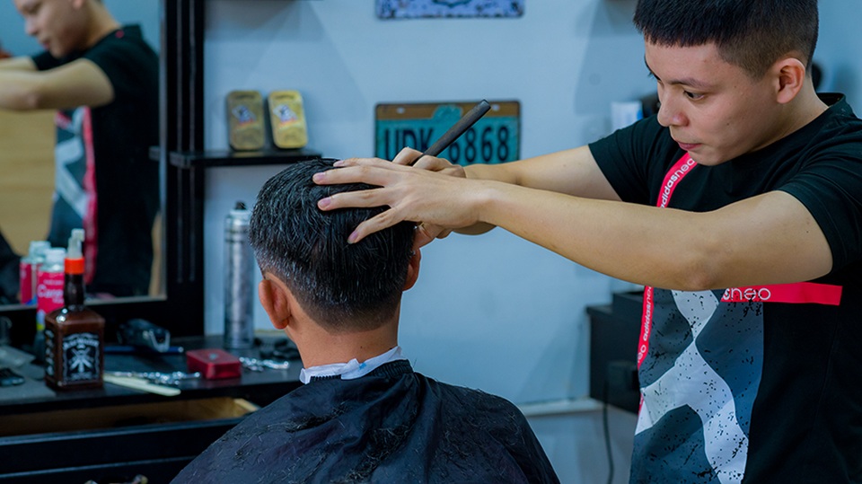 Nhóm bạn trẻ tình nguyện cắt tóc miễn phí cho người nghèo ở Đà Nẵng - 2