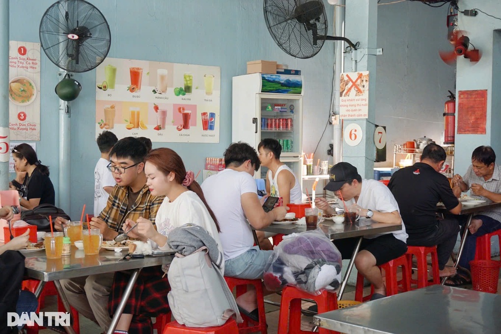 Dĩa cơm tấm khổng lồ khiến khách Tây mê mẩn khi trở lại TPHCM - 4 Dĩa cơm tấm khổng lồ khiến khách Tây mê mẩn khi trở lại TPHCM - 4