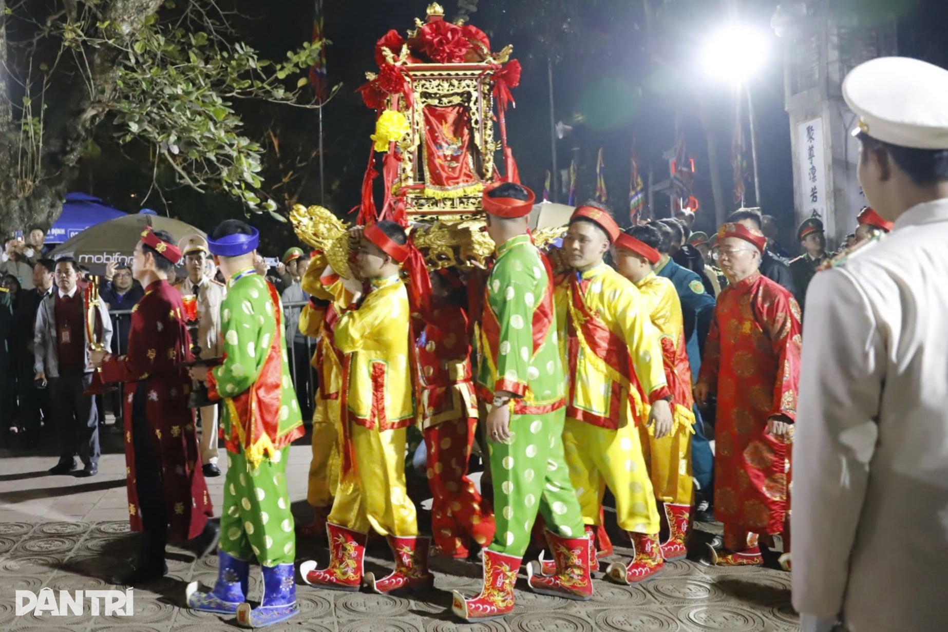 View - Người dân trèo qua hàng rào sắt, ùn ùn vào đền Trần sau giờ Khai ấn | Báo Dân trí