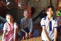 Nhói lòng cảnh chị em mồ côi sống nghèo khổ chăm bà nội 80 tuổi