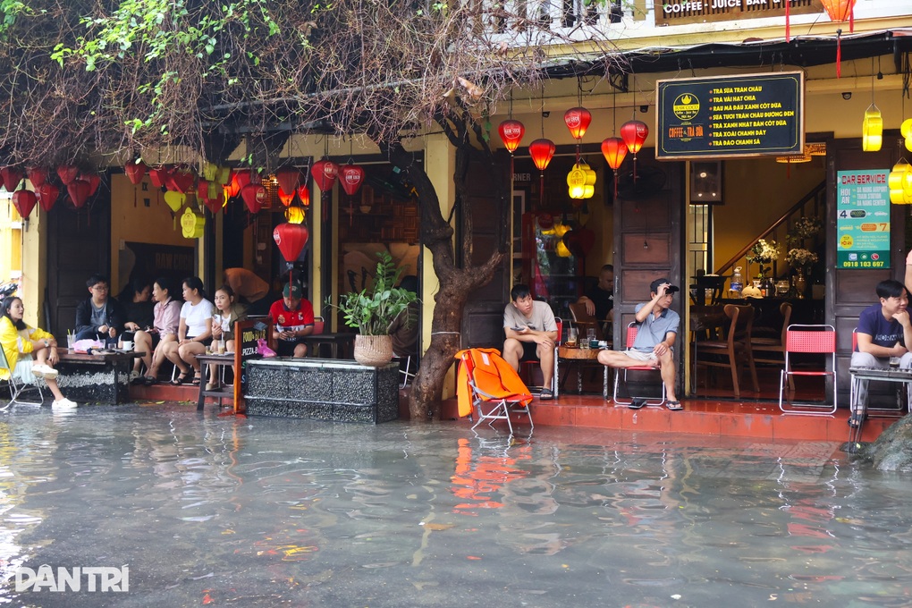 Nước lũ dâng cao ở Hội An, người dân mệt mỏi, du khách lội nước chụp ảnh - 3