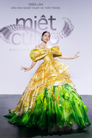 Á hậu Quỳnh Châu mặc trang phục độc đáo, gây chú ý trước ngày cưới - 2 Á hậu Quỳnh Châu mặc trang phục độc đáo, gây chú ý trước ngày cưới - 2