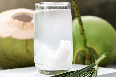 Đối phó với nắng nóng: Đừng chỉ uống nước lọc, hãy uống thêm nước dừa, oresol