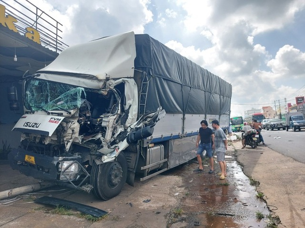 Xe tải gây tai nạn liên hoàn, 2 người thương vong ở Đồng Nai - 1 Xe tải gây tai nạn liên hoàn, 2 người thương vong ở Đồng Nai - 1