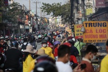 "Phố cá lóc nướng" ở TPHCM kẹt cứng trong ngày vía Thần Tài