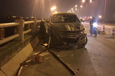 Hà Nội: Ô tô húc người đi xe máy rơi xuống chân cầu, tử vong