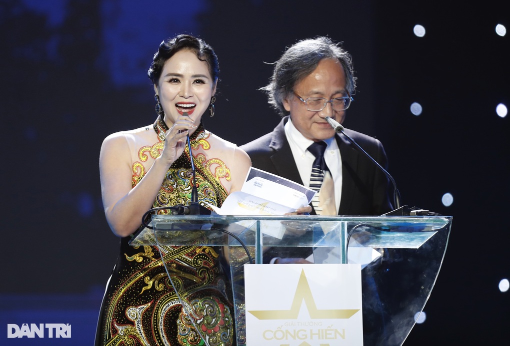Cống hiến 2023: Hoàng Thùy Linh khóc nấc ẵm 3 giải, ngập ngừng nhắc Đen Vâu - 8 Cống hiến 2023: Hoàng Thùy Linh khóc nấc ẵm 3 giải, ngập ngừng nhắc Đen Vâu - 8