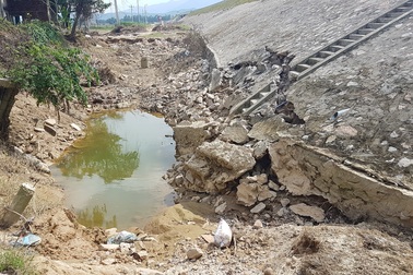 Sạt lở mố cầu Kỳ Lam, hàng chục hộ dân lo sợ