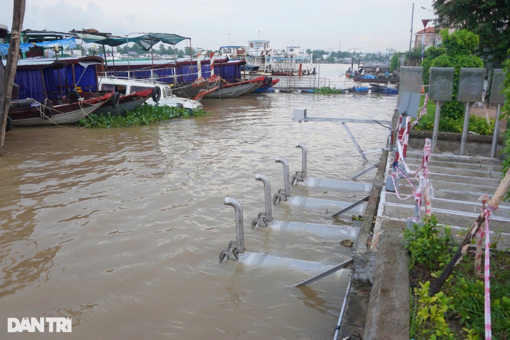 Nâng tường, đắp bao cát ngăn nước sông tràn vào bến Ninh Kiều - 3 Nâng tường, đắp bao cát ngăn nước sông tràn vào bến Ninh Kiều - 3
