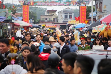 Hàng vạn người đổ về phiên chợ "mua may bán rủi" ở Nam Định