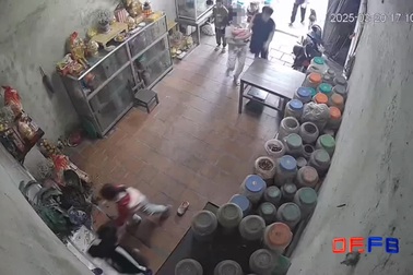 Xe máy rồ ga lao xuyên qua hai gian nhà vì lỗi nhiều người dễ mắc phải