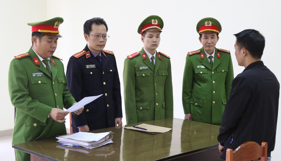 Khởi tố người đàn ông chiếm đoạt hàng cứu trợ vùng lũ - 2 Khởi tố người đàn ông chiếm đoạt hàng cứu trợ vùng lũ - 2