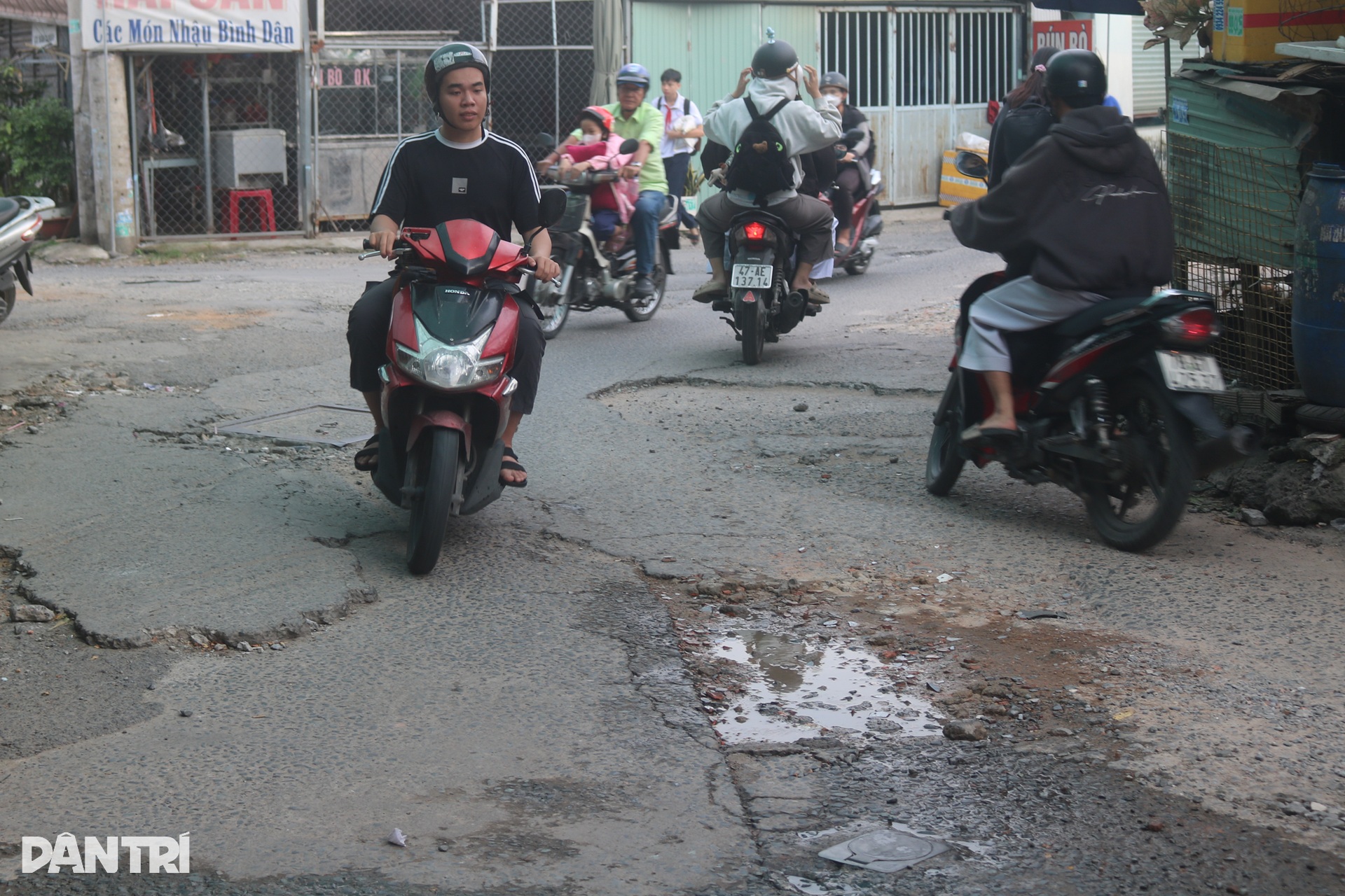 Sinh viên khổ sở vì ổ gà, ổ voi giăng đặc ở làng đại học - 9