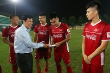 Đội tuyển Việt Nam sang Lào: Chờ sự “mát tay” của Bộ trưởng Nguyễn Ngọc Thiện