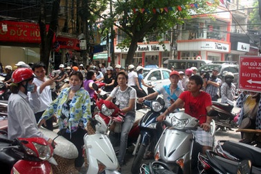 Thu phí lưu hành xe: Phí chồng phí? 