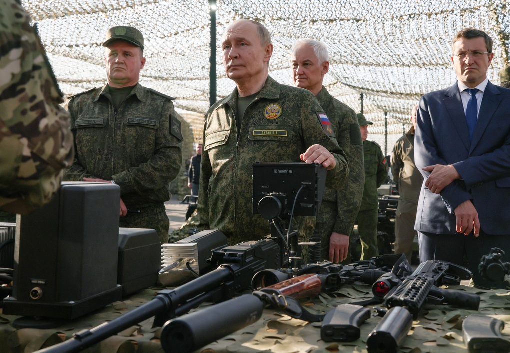 Thông điệp của Tổng thống Vladimir Putin khi mặc quân phục thị sát tập trận - 1 Thông điệp của Tổng thống Vladimir Putin khi mặc quân phục thị sát tập trận - 1
