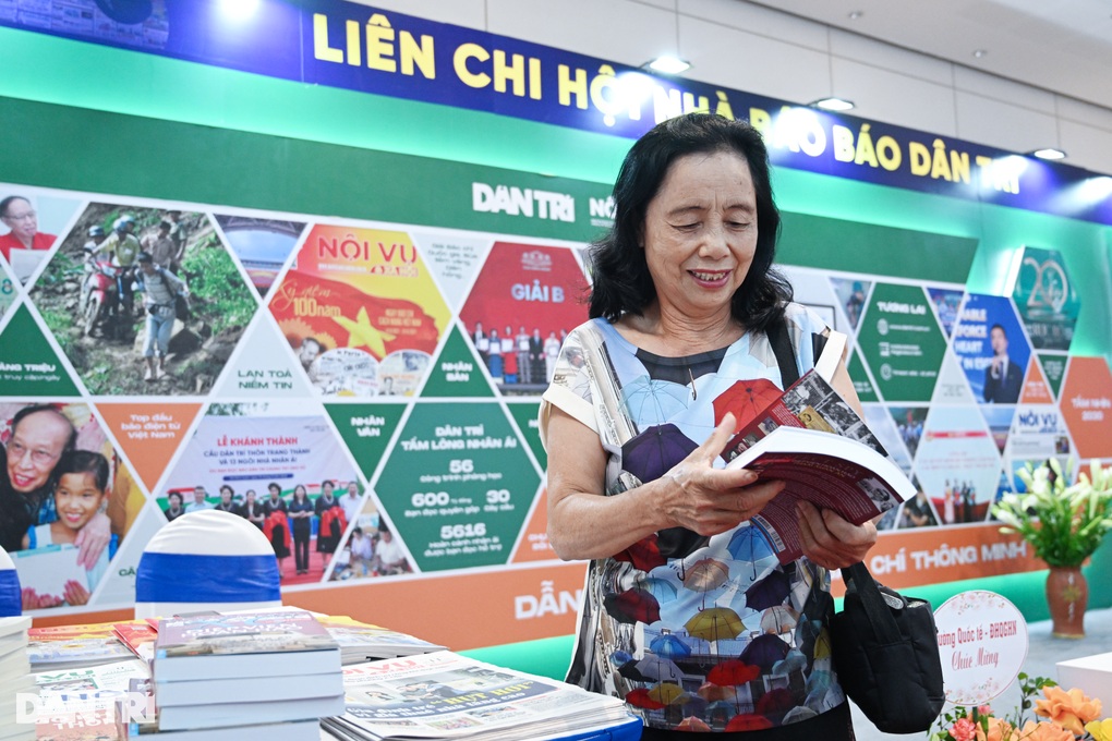 Tham gia gian hàng báo Dân trí tại Hội Báo toàn quốc nhận sách miễn phí - 3