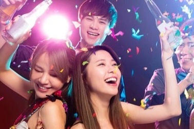 Dạy con sống buông thả ngủ với nhiều phụ nữ, doanh nhân hứng chỉ trích