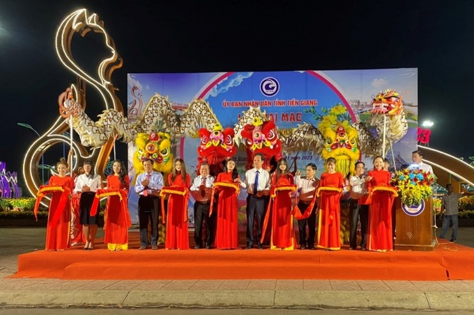 Các đại biểu cắt băng khai mạc Lễ hội.