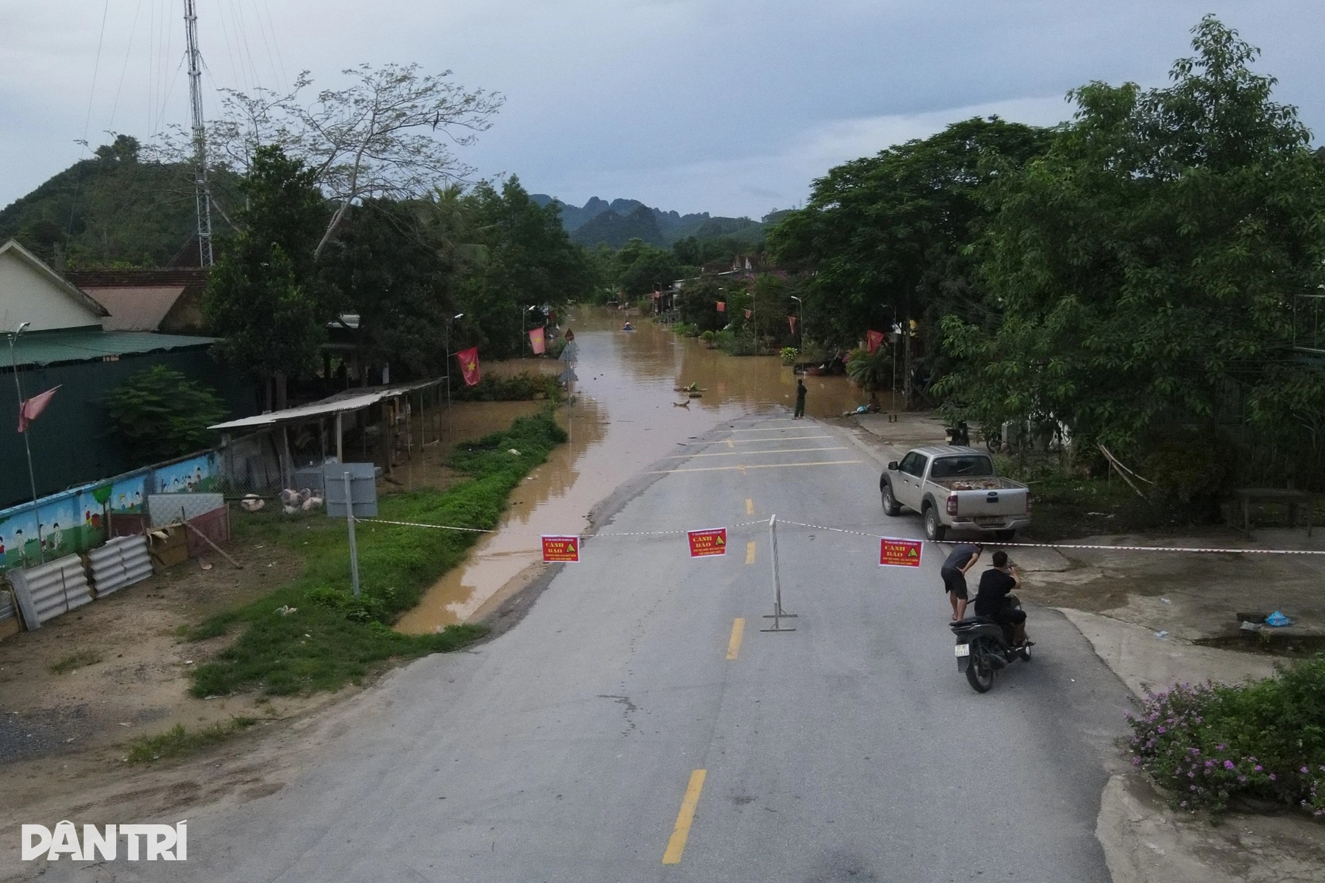Biển nước mênh mông chia cắt quốc lộ 7 - 3 Biển nước mênh mông chia cắt quốc lộ 7 - 3