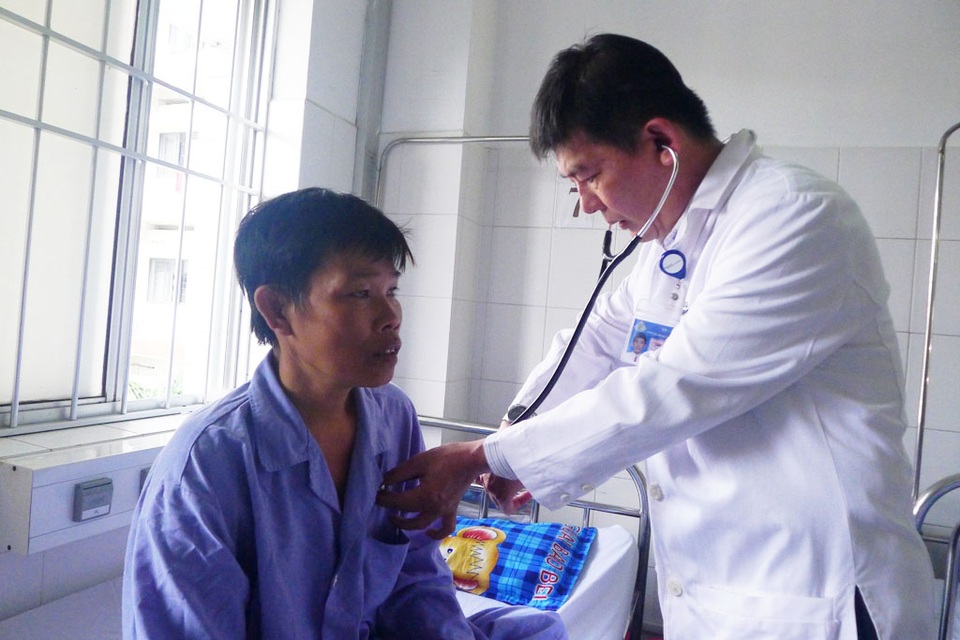 Xót xa cảnh người vợ gánh ve chai khẩn khoản xin nhà hảo tâm cứu chồng - 2 Xót xa cảnh người vợ gánh ve chai khẩn khoản xin nhà hảo tâm cứu chồng - 2