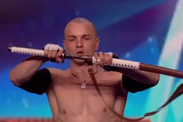 Màn biểu diễn vừa nuốt kiếm vừa nhào lộn khiến người xem “đứng tim”