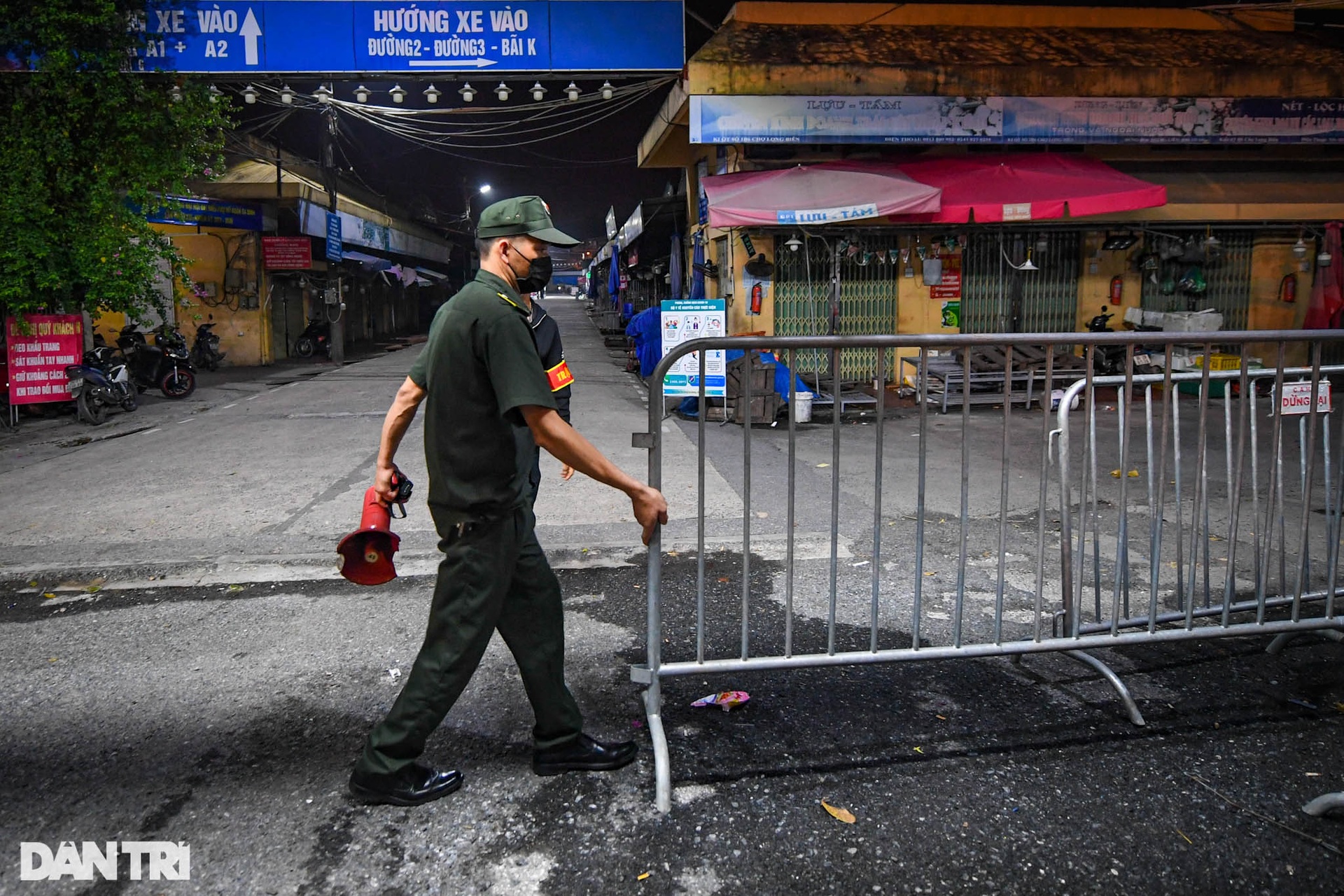 Gỡ phong tỏa, tiểu thương chợ Long Biên phấn khởi chuẩn bị cho ngày mở hàng - 1 Gỡ phong tỏa, tiểu thương chợ Long Biên phấn khởi chuẩn bị cho ngày mở hàng - 1