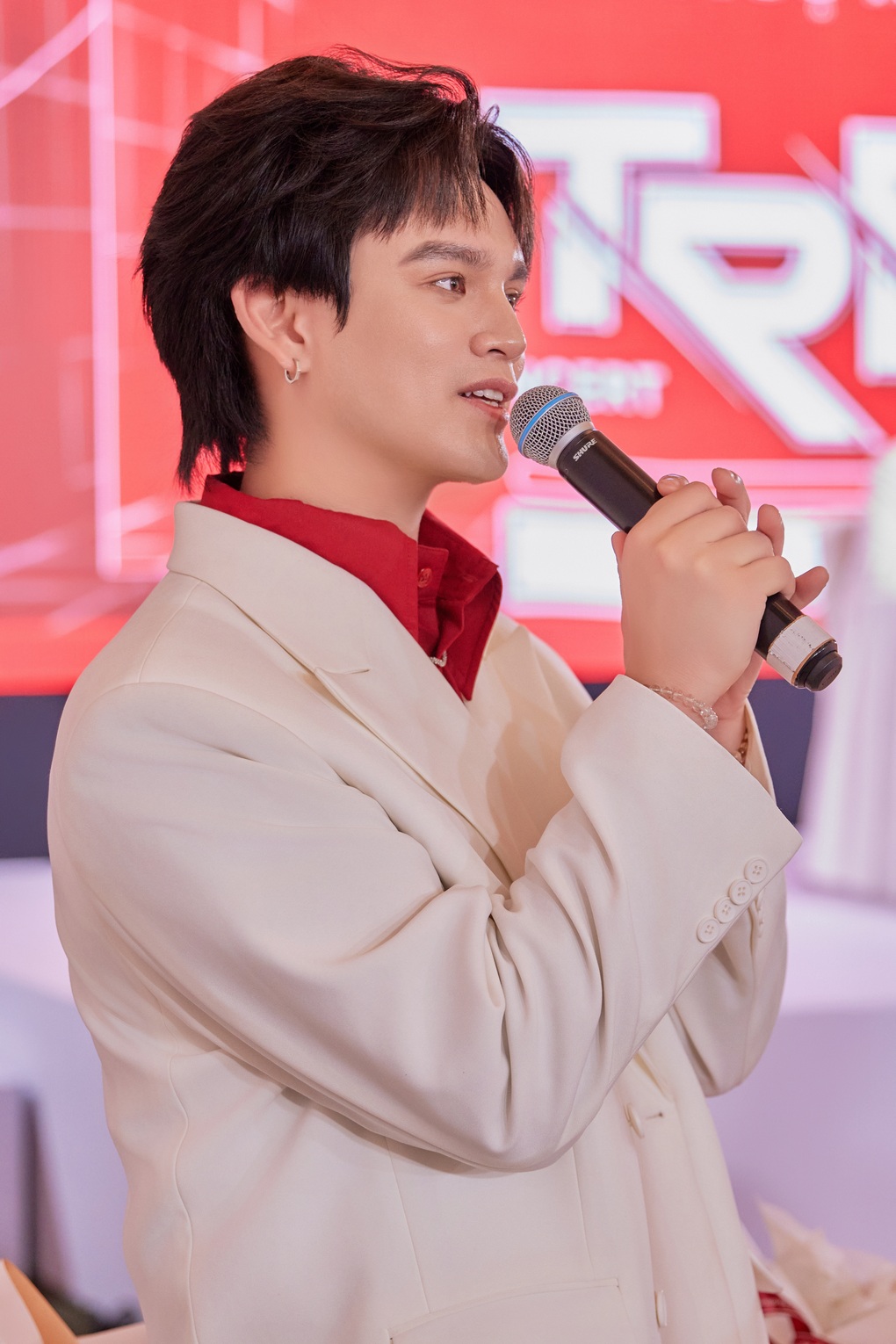 Ca sĩ Nguyễn Trần Trung Quân tái xuất sau khi bị liệt dây thần kinh số 7 - 1