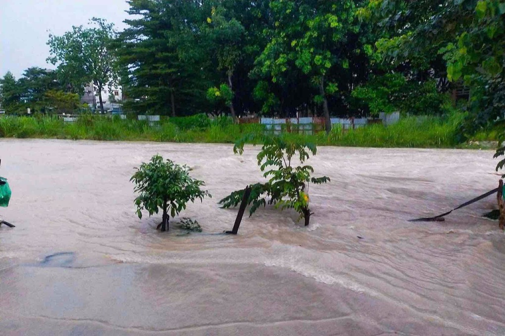 Nhà dân ở Vũng Tàu, Đồng Nai ngập sâu sau mưa lớn - 2 Nhà dân ở Vũng Tàu, Đồng Nai ngập sâu sau mưa lớn - 2
