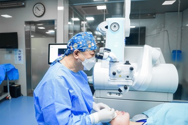 Rách võng mạc âm thầm - mối nguy từ cận thị nặng