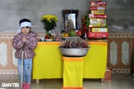 Nhói lòng cảnh bé 5 tuổi chạy tìm cha mẹ trước bàn thờ nghi ngút khói hương
