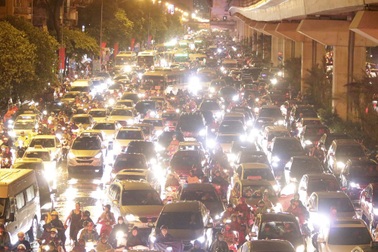 Hà Nội: Mưa lớn, hàng nghìn phương tiện "chôn chân" trên đường