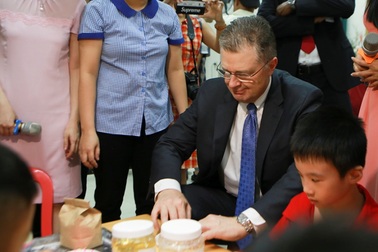 Đại sứ Mỹ múa lân, làm bánh Trung thu cùng trẻ khuyết tật ở Hà Nội