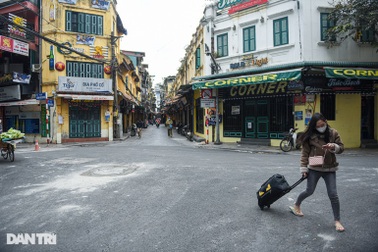 Đường phố "vắng như Tết", quán xá đua nhau treo biển bán mang về ở Hà Nội