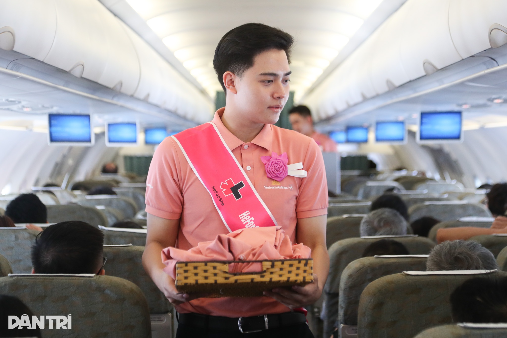 Hundrevis av passasjerer går sammen om å male flyet rosa for likestilling - 6 Hàng trăm hành khách chung tay tô hồng chuyến bay vì bình đẳng giới - 6