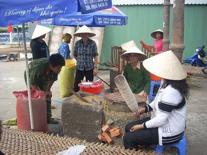 Bánh tráng Bà Lèo nhộn nhịp vào vụ tết