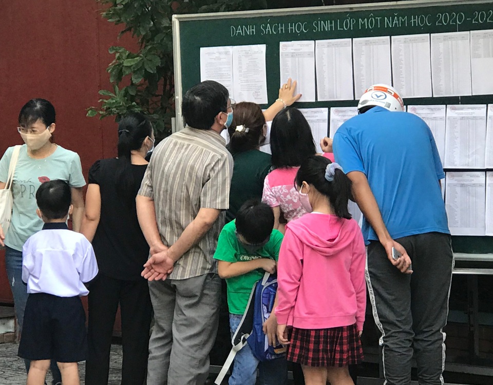 Người mẹ một bàn tay, mang theo tập vé số dắt con đi tựu trường - 4 Người mẹ một bàn tay, mang theo tập vé số dắt con đi tựu trường - 4