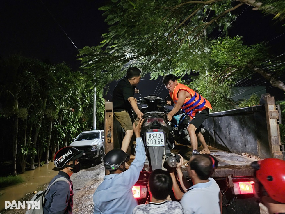 Đêm không ngủ cứu người mắc kẹt nơi rốn lũ Hàm Thắng ở Lâm Đồng - 6