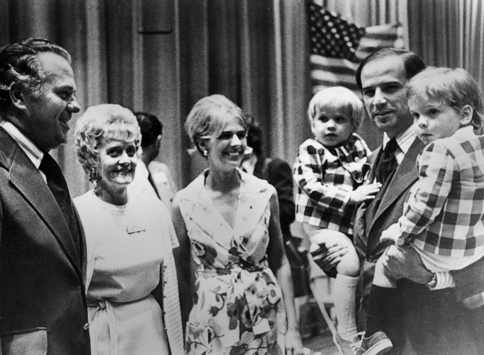 Ông Biden thăm mộ vợ đầu và con gái xấu số - 2 Ông Biden thăm mộ vợ đầu và con gái xấu số - 2