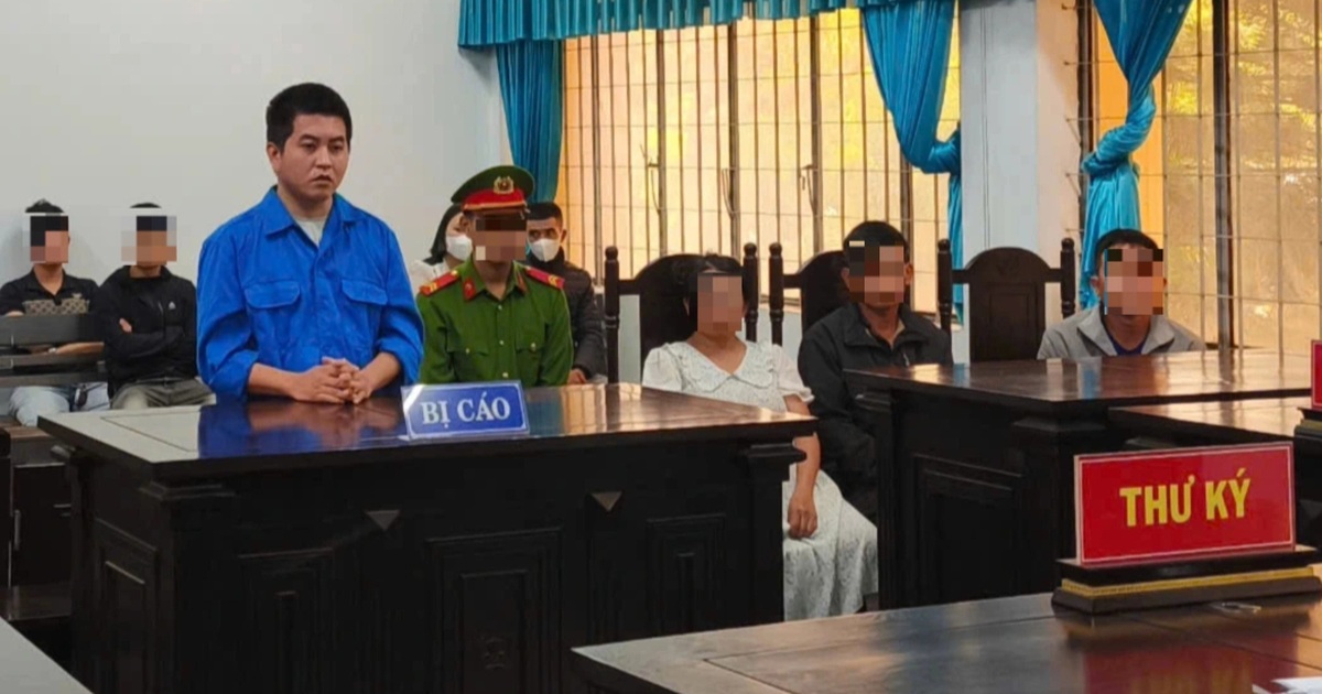 Bị ảo giác sau khi hít keo con chó, con trai đâm mẹ trọng thương
