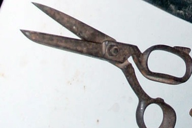 Thuê nhà nghỉ theo dõi người yêu cũ, gã trai dùng kéo truy sát "tình địch"