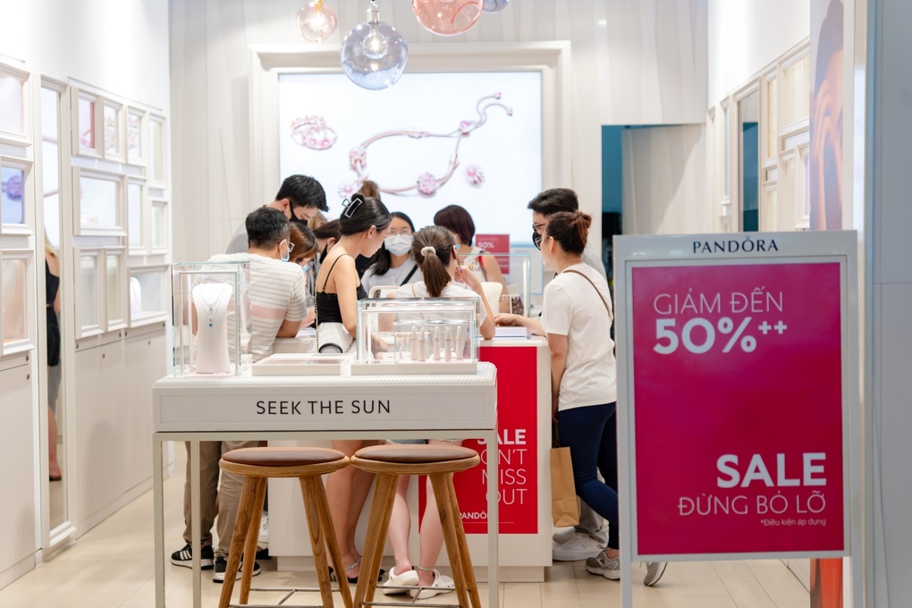 Lễ hội mua sắm Đỏ 2023 mang tới cơ hội mua hàng hiệu giá hời cho hàng nghìn khách hàng - 5 Lễ hội mua sắm Đỏ 2023 mang tới cơ hội mua hàng hiệu giá hời cho hàng nghìn khách hàng - 5