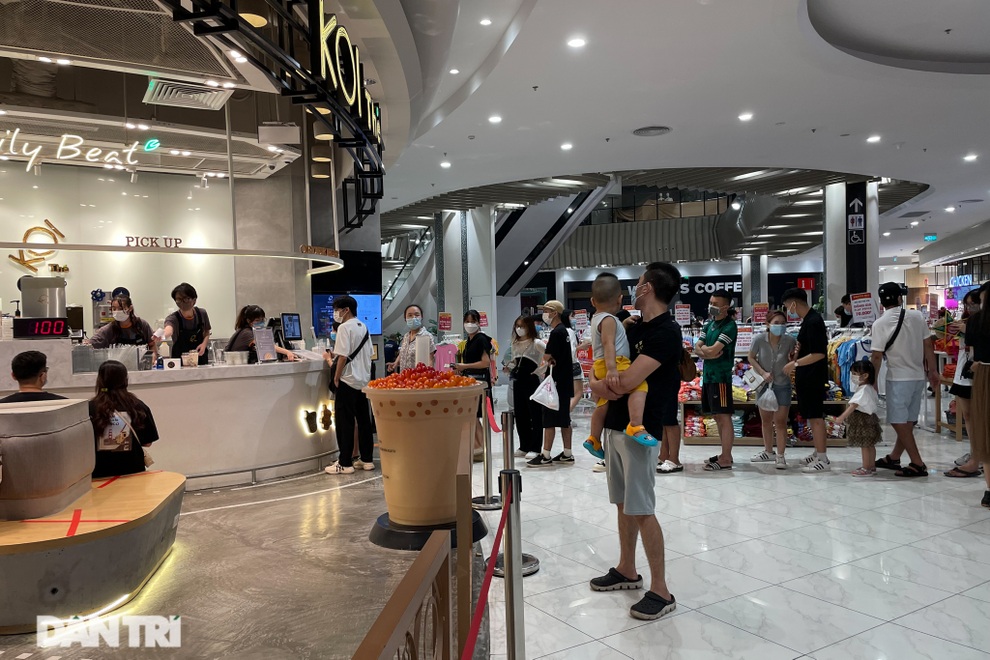 Trung tâm thương mại ở Hà Nội đông nghịt khách đêm rằm Trung thu - 7 Trung tâm thương mại ở Hà Nội đông nghịt khách đêm rằm Trung thu - 7
