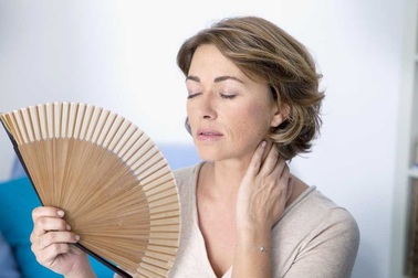 Mất ngủ - Bốc hỏa: "Bóng đen" đè nặng tâm lý