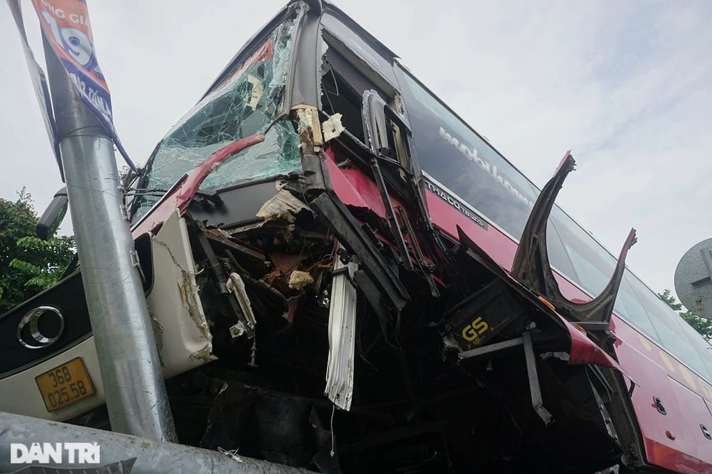 Tránh xe máy, xe khách chở 40 người lao thẳng lên dải phân cách - 2 Tránh xe máy, xe khách chở 40 người lao thẳng lên dải phân cách - 2