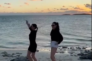 Victoria Beckham đăng tải clip nhảy múa vui vẻ bên con dâu Nicola Peltz