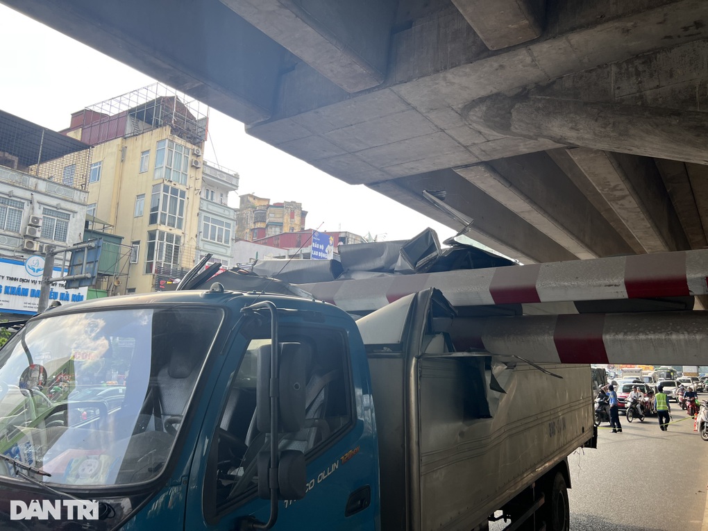 Hà Nội: Đi theo Google Map, xe tải húc đổ khung hạn chế chiều cao - 2 Hà Nội: Đi theo Google Map, xe tải húc đổ khung hạn chế chiều cao - 2