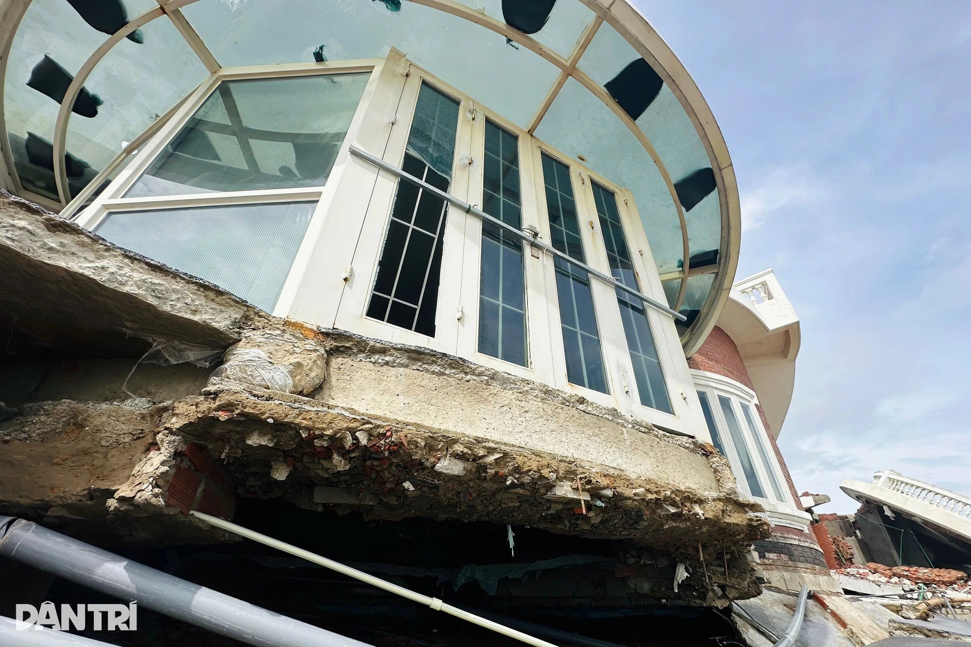 Hàng chục căn villa sang trọng đổ gục trong bão Bualoi - 5 Hàng chục căn villa sang trọng đổ gục trong bão Bualoi - 5